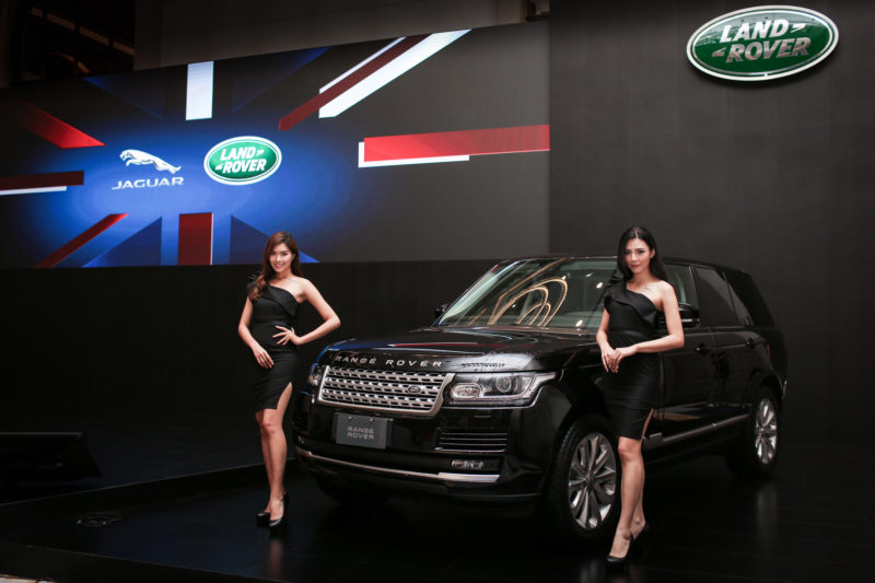 Jaguar Land Rover 海外事業部總裁 Dmitry Kolchanov (圖2左) 、APIO亞太市場總裁Robin Colgan(圖2右) 與Jaguar Land Rover台灣總代理九和汽車總經理陳貽彬(圖2中)共同宣布台灣市場全新策略佈局。