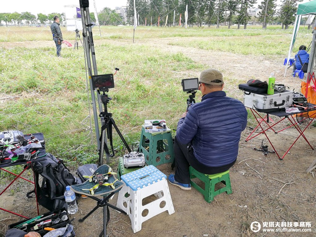 飛友以腳架架設螢幕收看FPV畫面