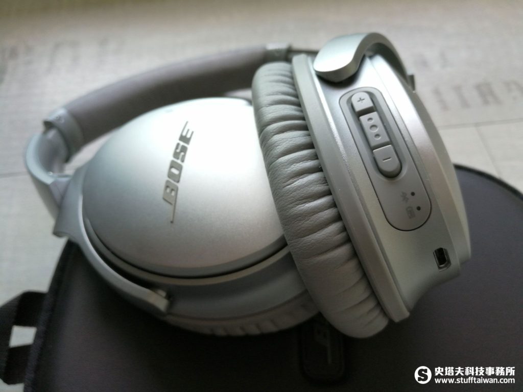 Bose QC35右耳罩下側特寫