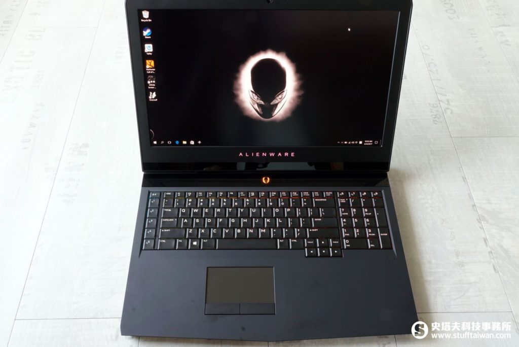 Alienware 17 R4筆電開啟正面