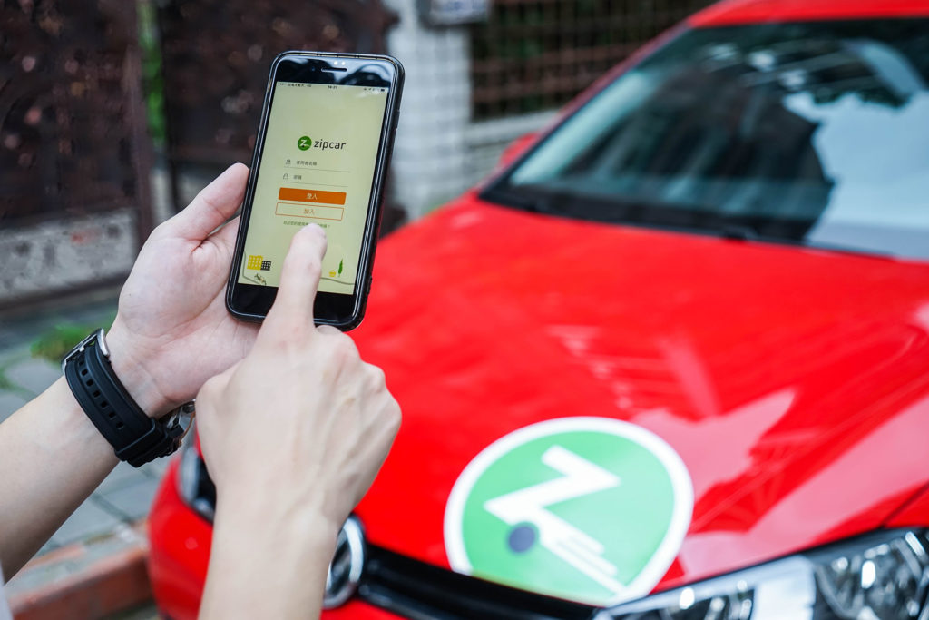 Zipcar App解鎖車輛情境照