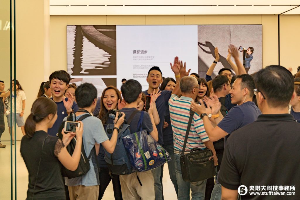 Apple台北101直營店開幕，員工迎接客人光臨