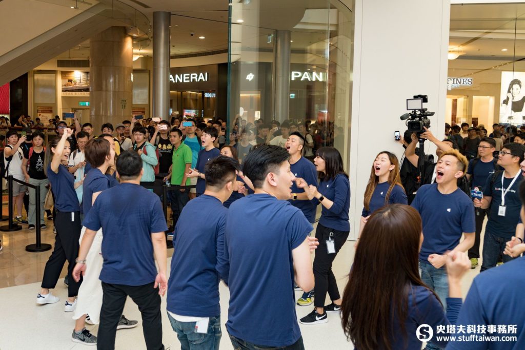 Apple台北101直營店開幕，員工迎接客人光臨