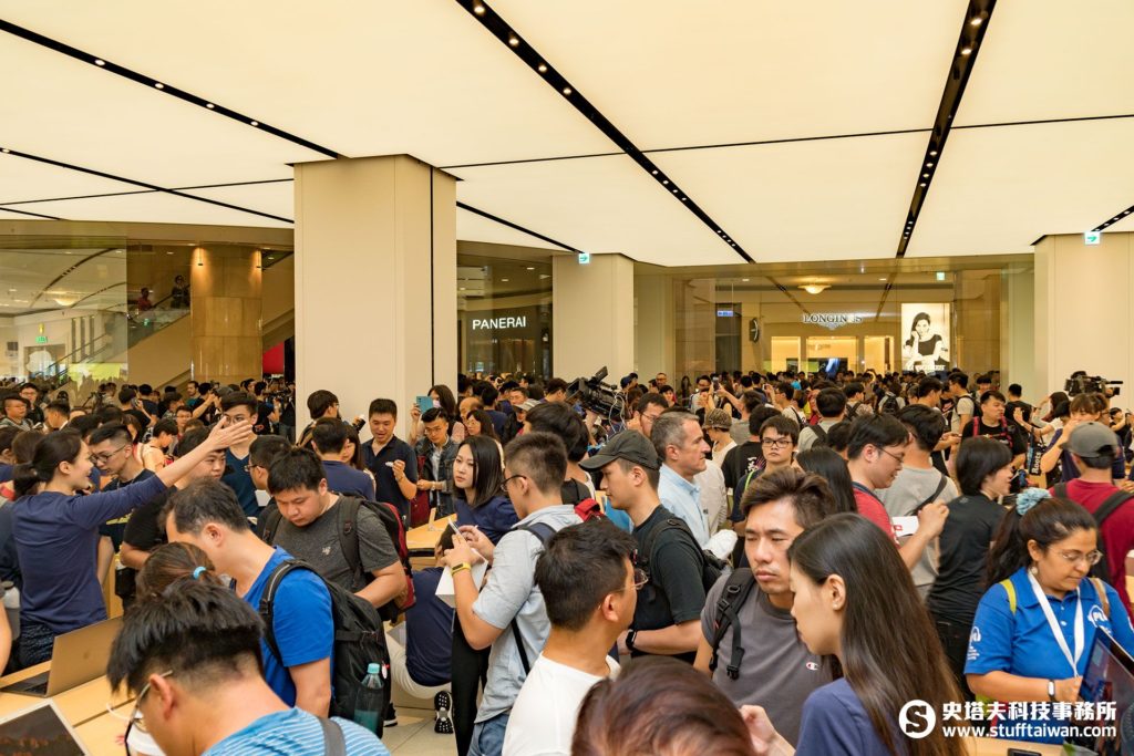 Apple台北101直營店開幕，擠得滿滿的都是人