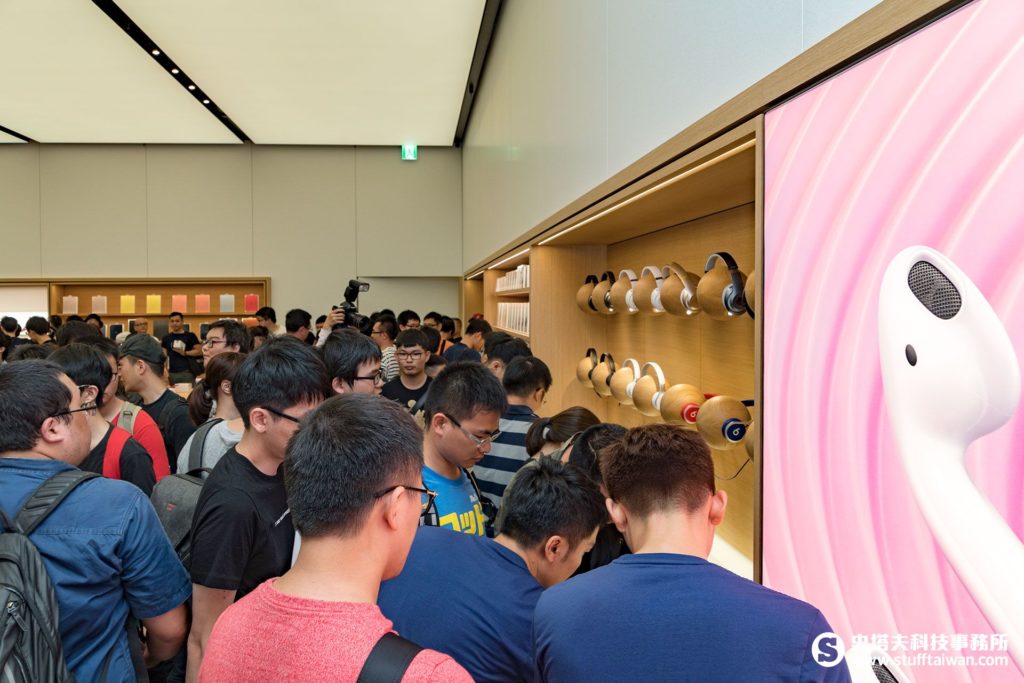 Apple台北101直營店開幕，擠得滿滿的都是人