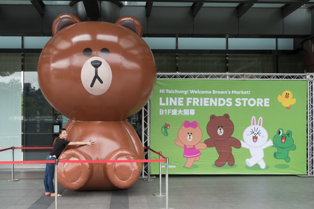 LINE FRIENDS Store台中中港店一樓高達四公尺的熊大巨型氣球