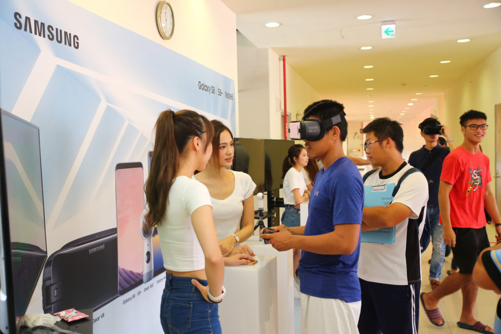 民眾體驗Samsung Gear VR頭戴顯示器