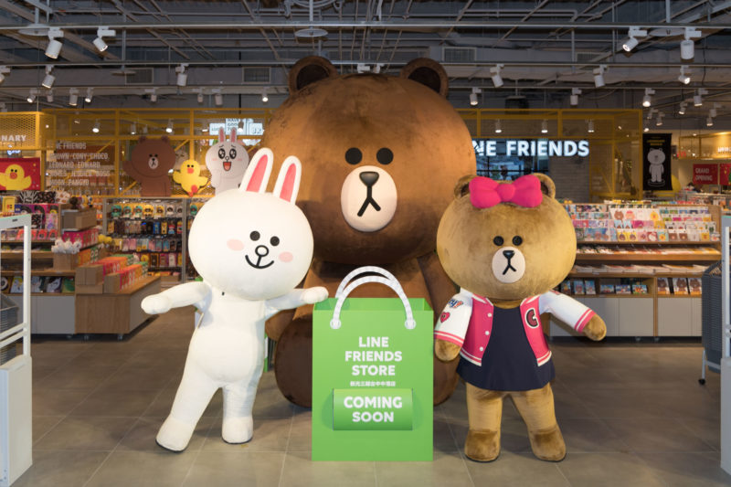 LINE FRIENDS Store台中中港店內近三公尺高的熊大