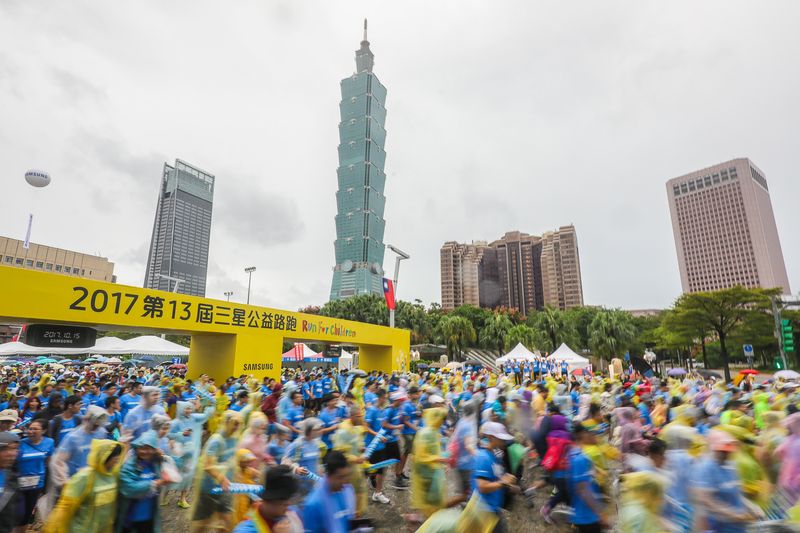 傾盆大雨還是要集合！台灣最美公益路跑20,000名跑者齊聚向前跑