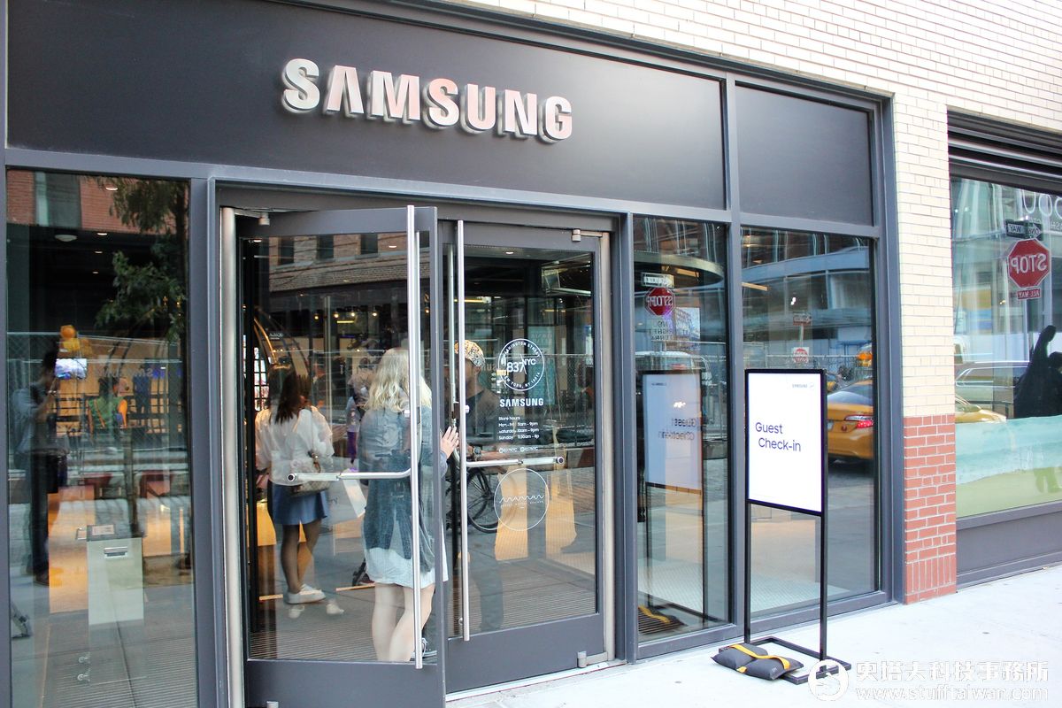 國外的旗艦店有什麼不同？紐約Samsung 837不賣東西只給玩