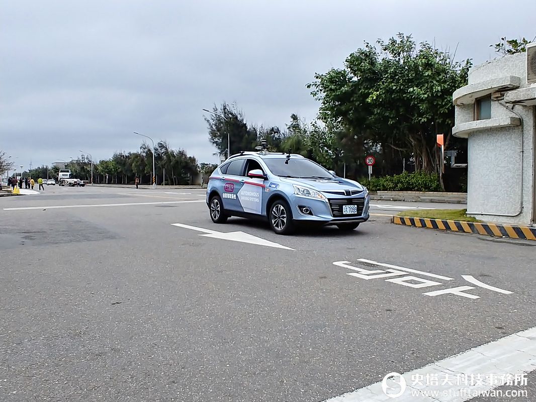 手機一按無人車自動載你到定點！ARTC展示自駕車雙模式