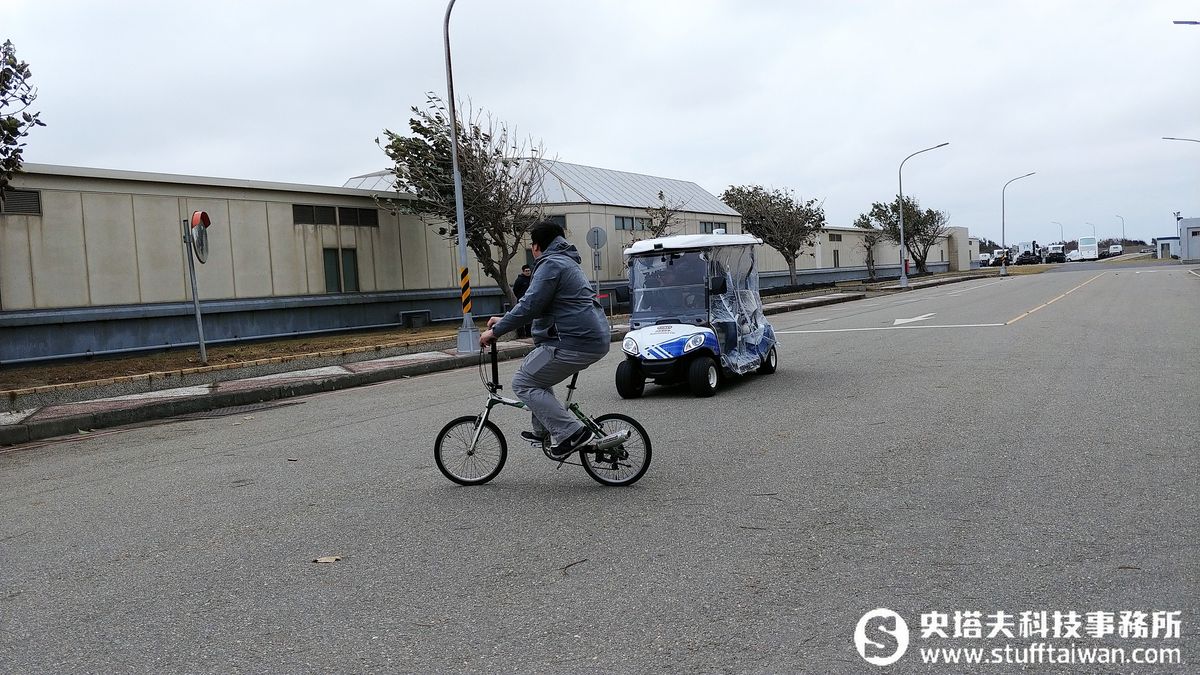 手機一按無人車自動載你到定點！ARTC展示自駕車雙模式