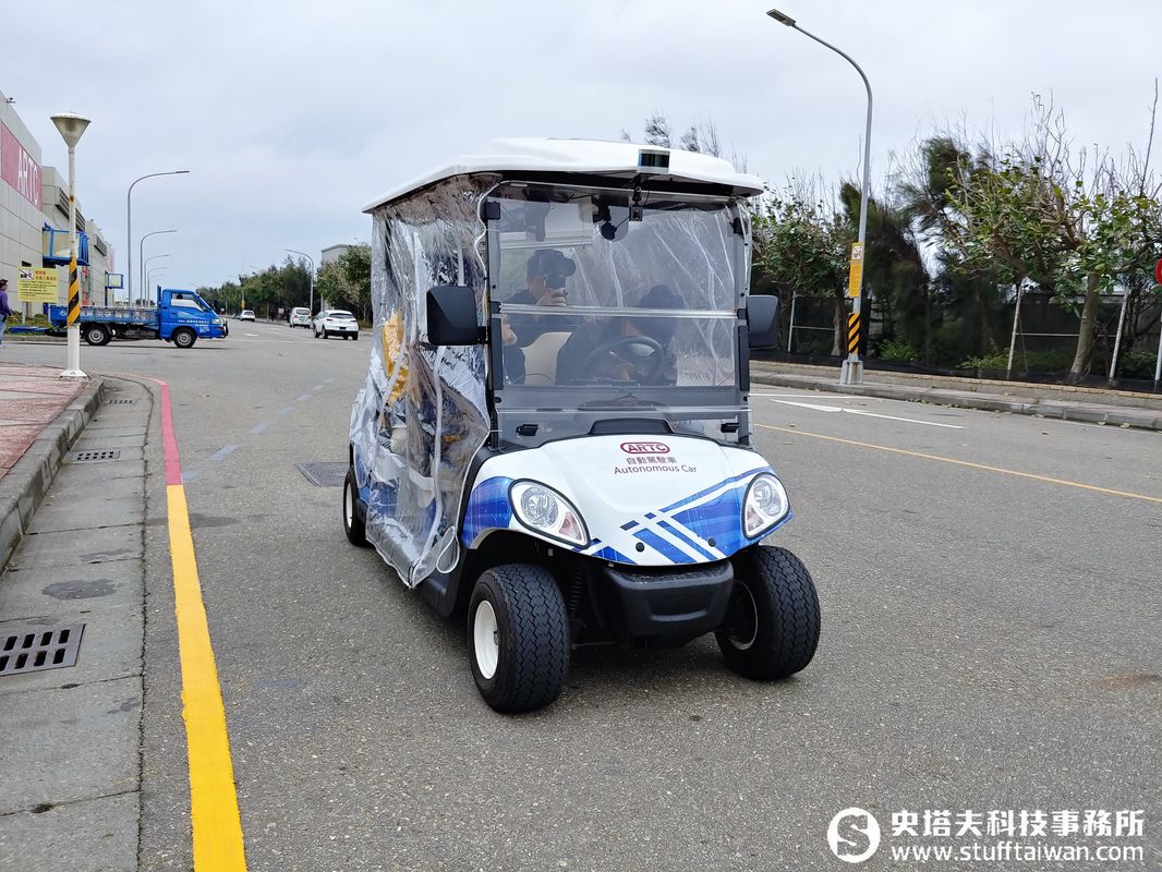 手機一按無人車自動載你到定點！ARTC展示自駕車雙模式