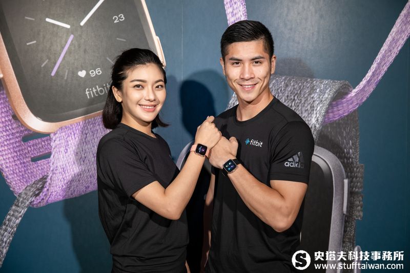 Fitbit輕巧款Versa智慧手錶上市：Fitbit Pay能用六大銀行與一卡通了