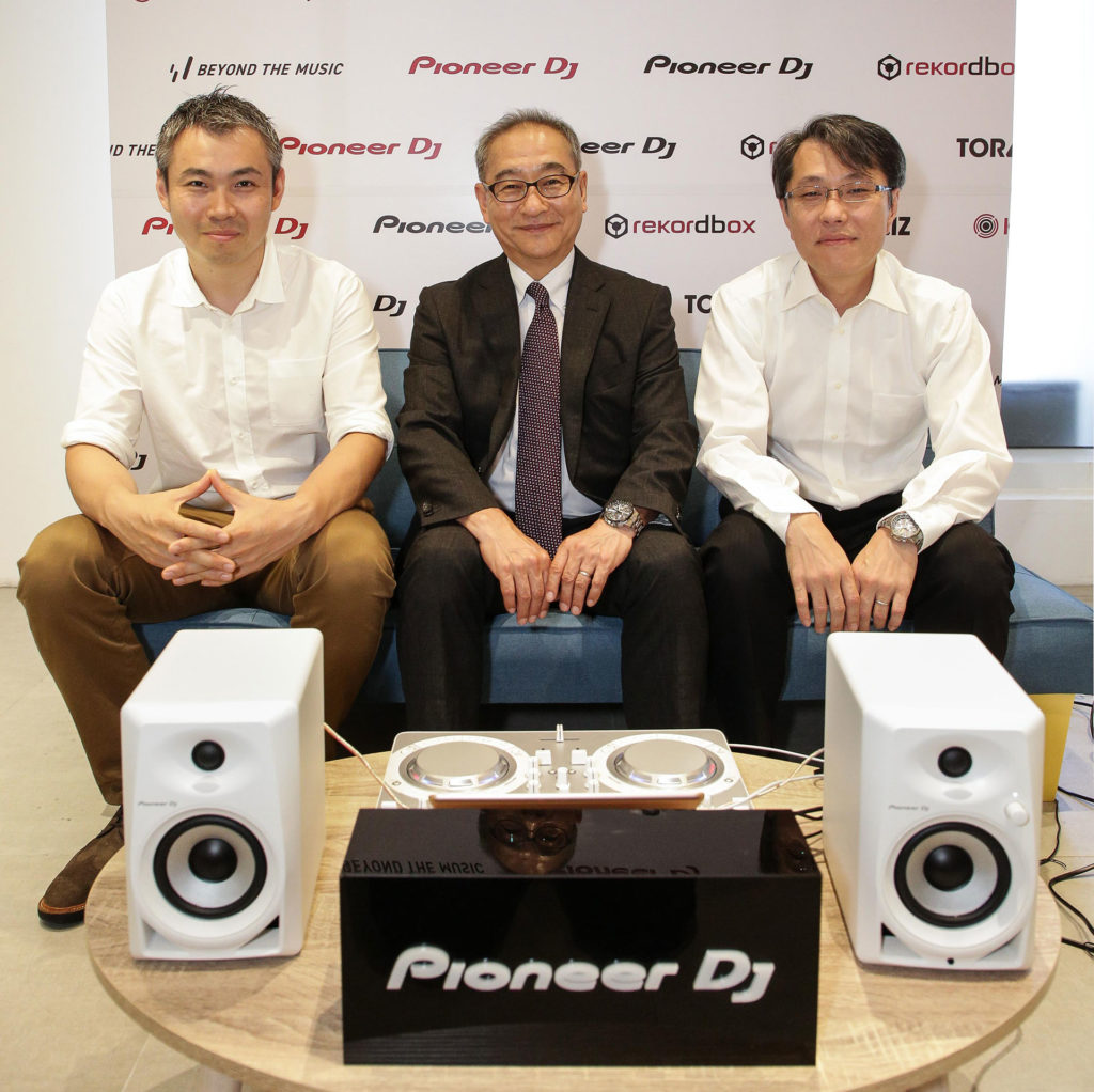 Pioneer DJ代表取締役會長 井出良明（中），經營戰略統括集團 兼 營業統括集團 執行經理 西川寬晃（左），執行經理 晦日善行（右）