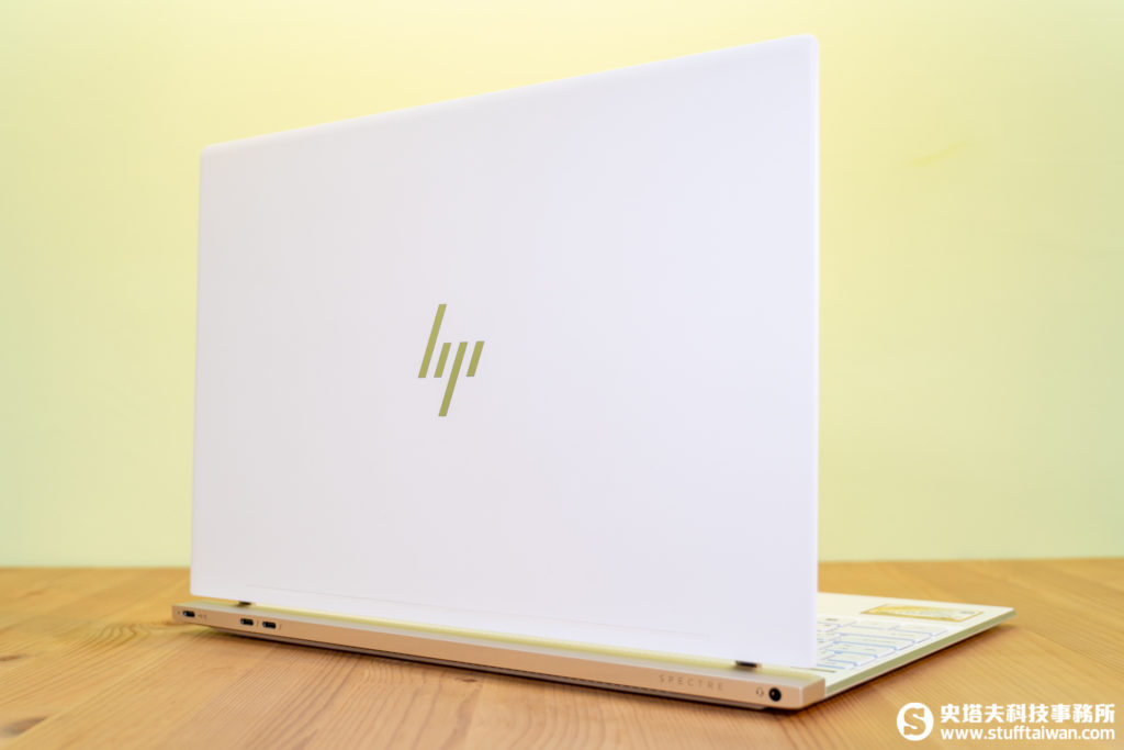 HP Spetre 13螢幕開啟背面