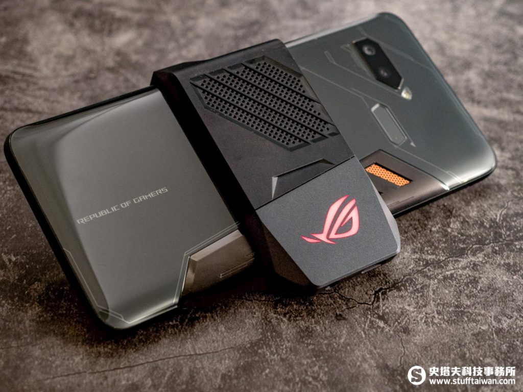 外掛式AeroActive散熱風扇與ROG Phone組合後的樣子