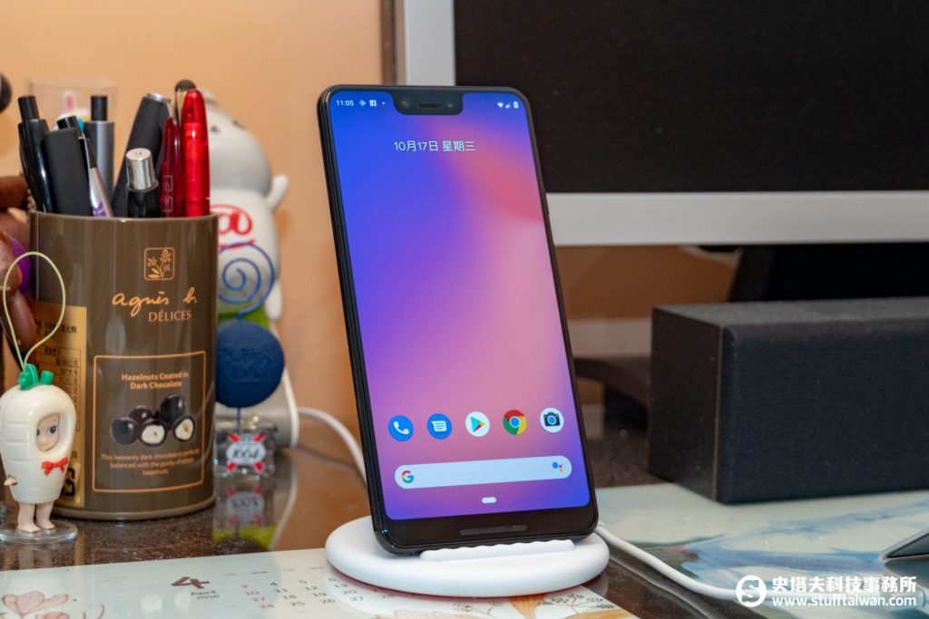 Pixel 3 XL放在Pixel Stand上情境照