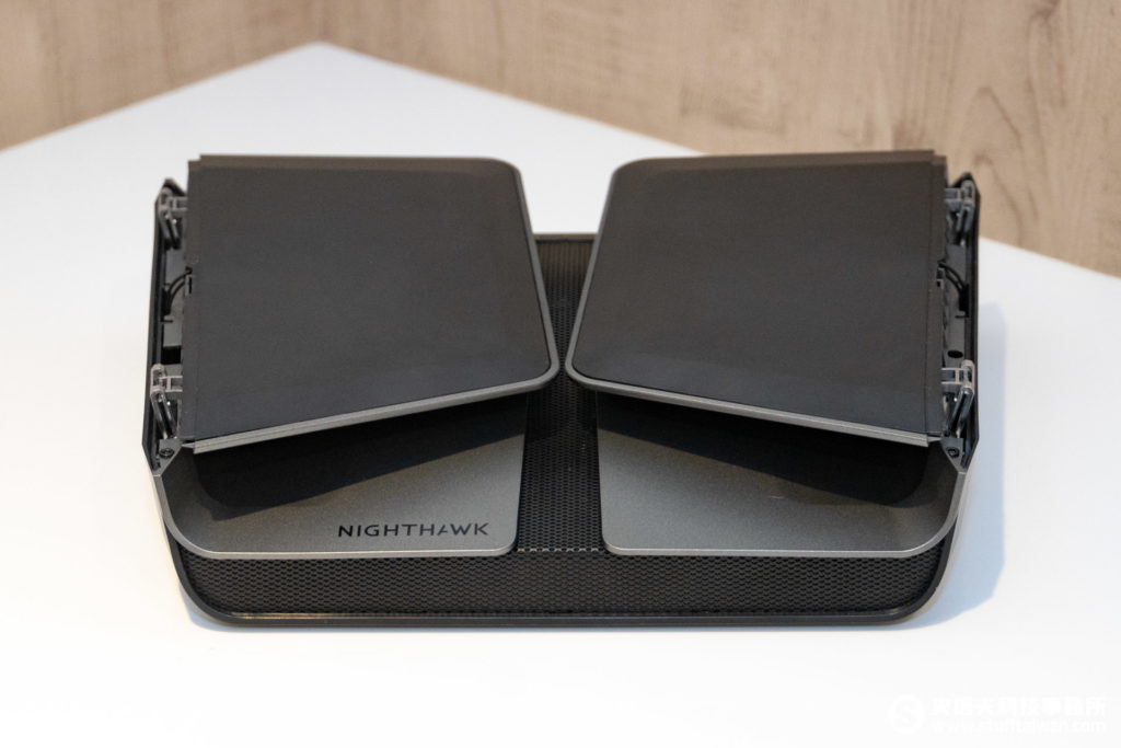 Netgear Nighthawk AX8路由器