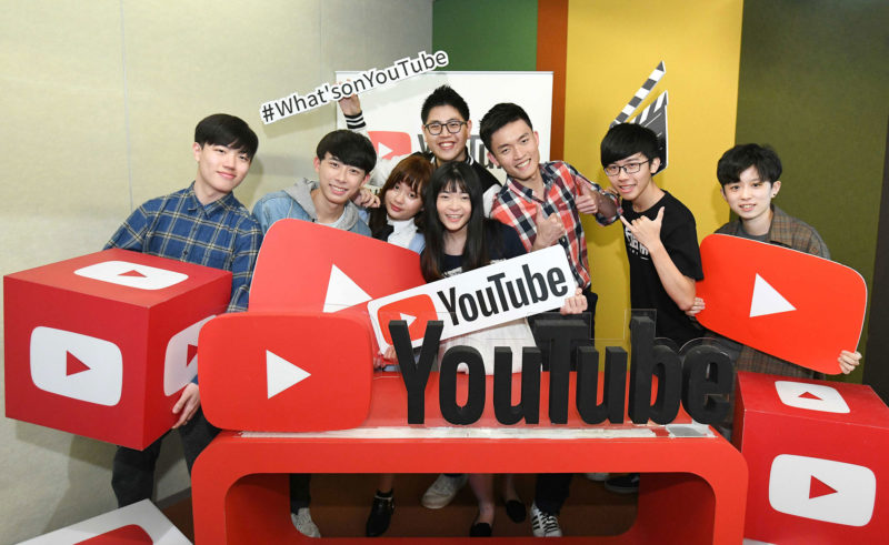 YouTube大中華區策略合作夥伴經理黃少宇（中）與多位創作者