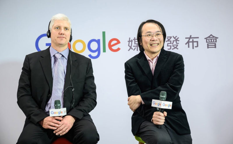 Google台灣董事總經理簡立峰（左）與Google裝置與服務資深副總裁Rick Osterloh（右）