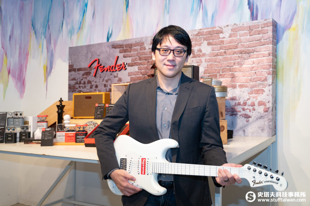 Fender台灣總代理海國樂器董事長張冠群，與他收藏的Supreme聯名Fender電吉他