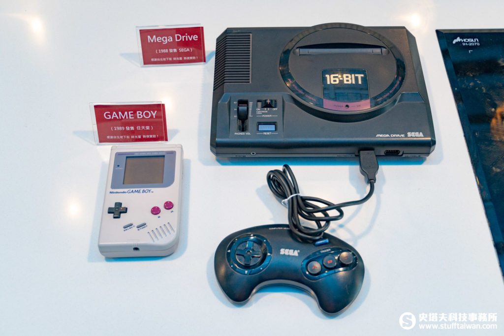 Mega Drive（右）與Game Boy