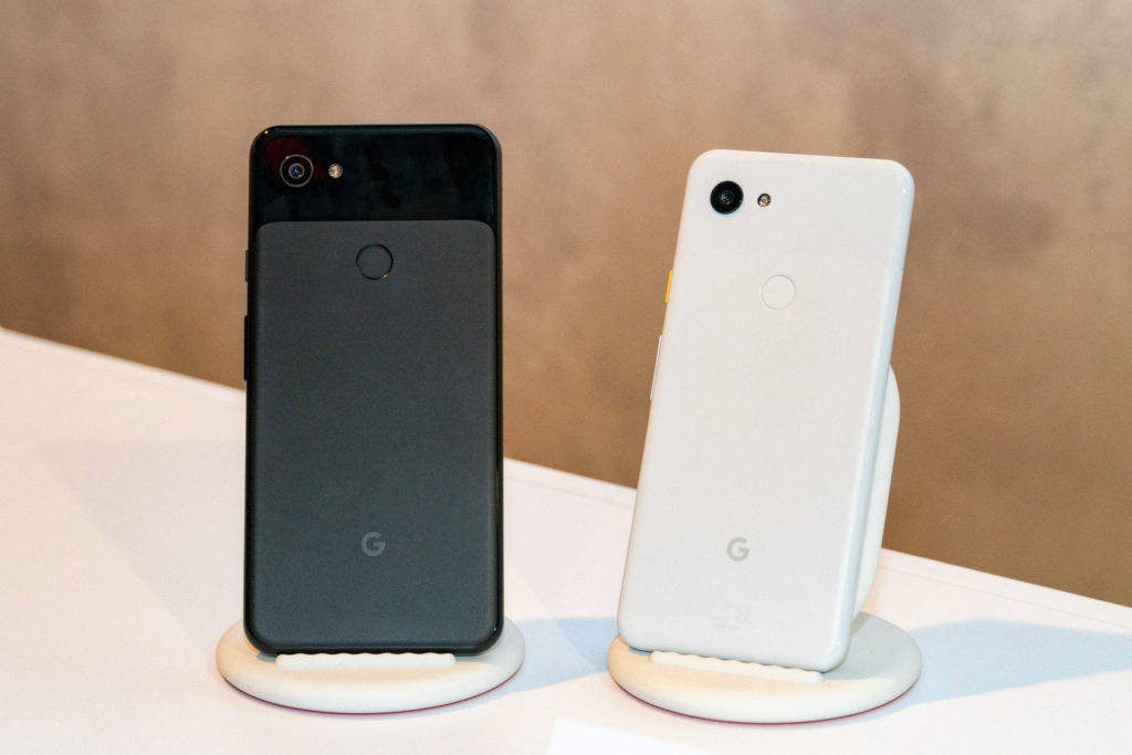 Google Pixel 3a（右）與Pixel 3a XL